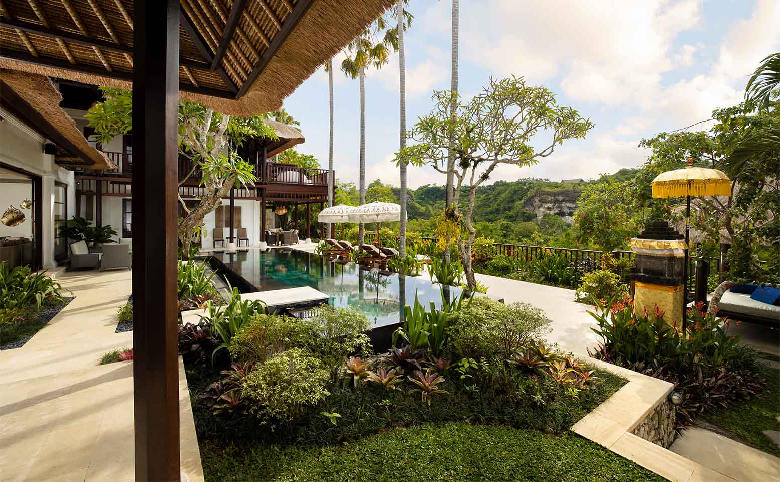 Villa Ken - pool and sun loungers overlooking cliff